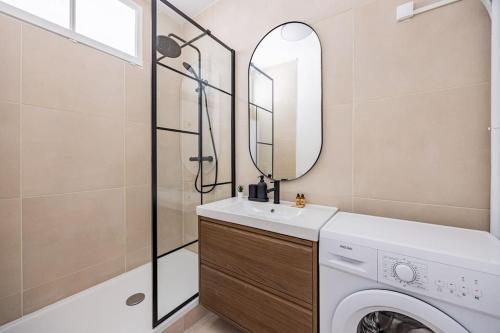 une salle de bain avec un lavabo et une machine à laver dans l'établissement Apartment 2 Bedrooms#2 Bathrooms#Paris 14#Alesia, à Paris