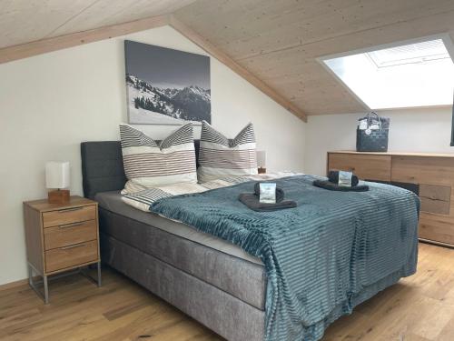 a bedroom with a bed and a skylight at Haus Gerberstraße - Ferienhäuser Alpenglück in Oberstdorf