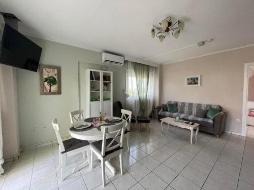 a living room with a table and a couch at La Famiglia Appartment in Perea