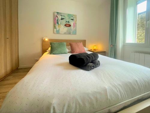 - un grand lit blanc avec deux sacs dans l'établissement Les pieds dans l'eau / F2 avec vue sur Mer, à Houlgate