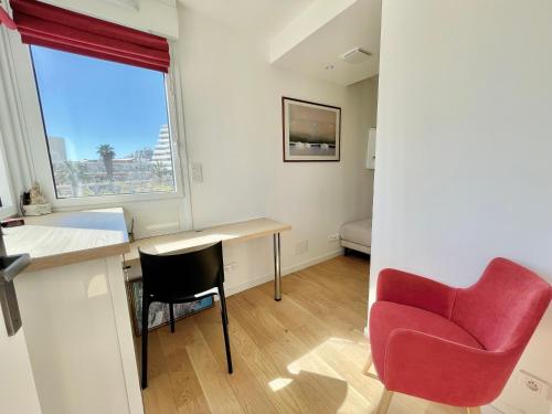 Cette chambre dispose d'un bureau, d'une chaise et d'une fenêtre. dans l'établissement PGH N33 - Centre-Ville, Port & Plage à 100m, à La Grande Motte
