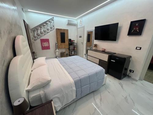 duża sypialnia z łóżkiem i telewizorem w obiekcie Lovely homes w Genui