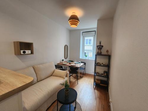 un salon avec un canapé et une table dans l'établissement Le Cocon du Château - Appt 4pers - Hypercentre, à Caen