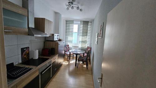 une cuisine avec une table et une salle à manger dans l'établissement Apartment 1 im Zentrum, Hauptbahnhof, 42103 Wuppertal, à Wuppertal