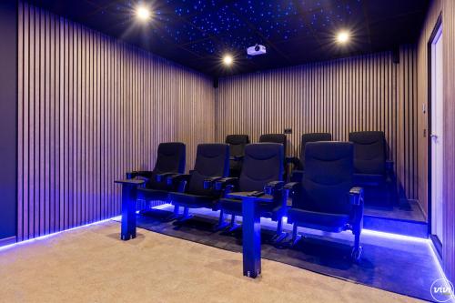 Posezení v ubytování ViVi Homes - Villa Yara Pool, Sauna, Jacuzzi & Cinema