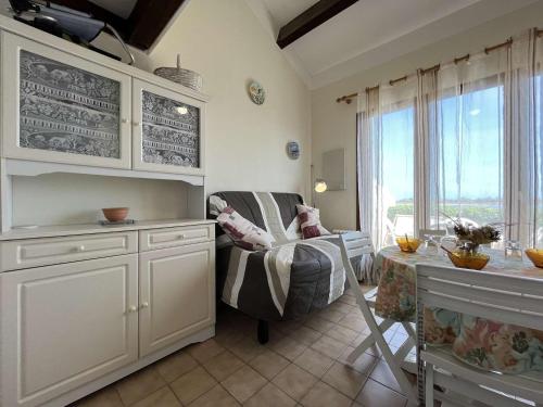 un salon avec une chaise et une table dans l'établissement Studio mezzanine avec terrasse, 4 couchages, proximité commerces et plage, parking privé - FR-1-229-840, à Gruissan