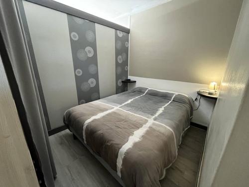 Posteľ alebo postele v izbe v ubytovaní Appartement T2 Cabine à 50m de la Plage, Tout Confort, Proche Commerces et Animations ! - FR-1-324A-1