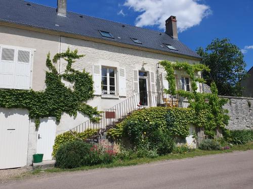 a white house with ivy on the side of it at En bord de Loire in Pouilly-sur-Loire