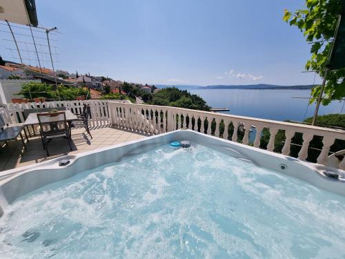 NIKO LUX Apartment with Jacuzzi only 70m from the beach