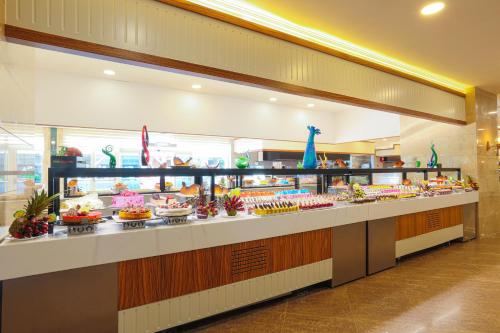 Crystal Admiral Aqua Collection - Ultimate All Inclusive في كيزيلوت: خط بوفيه مع العديد من أنواع الطعام المختلفة