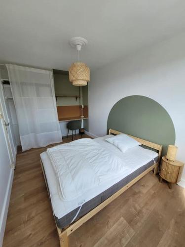 a bedroom with a bed in a room at Appart Familial, prox Gare & Centre-ville, garage in Besançon