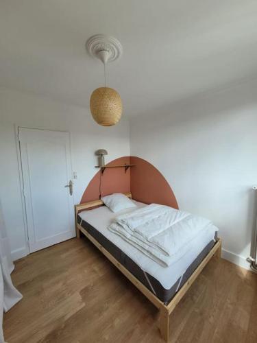 a bedroom with a bed in a room at Appart Familial, prox Gare & Centre-ville, garage in Besançon