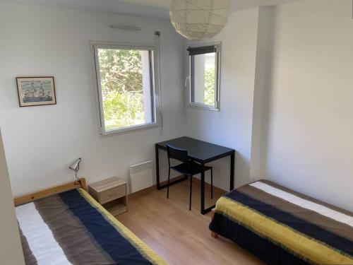 une chambre avec un lit, un bureau et une fenêtre dans l'établissement Appartement avec terrasse, WIFI à 100m de la plage à Trébeurden - FR-1-368-424, à Trébeurden