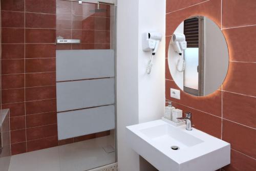 a bathroom with a sink and a mirror at Incoming Municipio in Naples