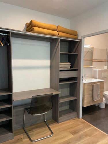a closet with a desk and a chair in a room at Chambres Zazpiak in Saint-Jean-Pied-de-Port