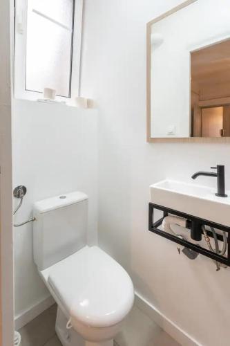 une salle de bain avec des toilettes blanches et un lavabo dans l'établissement Super appartement - centre-ville Mulhouse 4pers, à Mulhouse