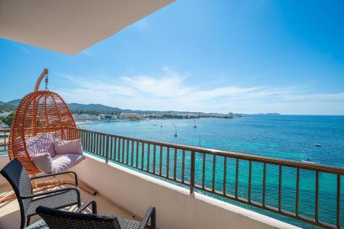 uma varanda com cadeiras e vista para a água em NYX Hotel Ibiza by Leonardo Hotels-Adults Only em San Antonio Bay
