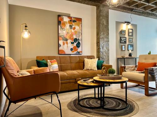a living room with a couch and a table at Tinta & hierro suite 1 in Loja