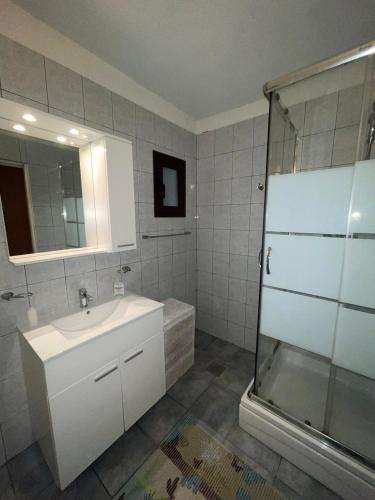 a bathroom with a sink and a shower at Apartment Kalikut in Beli