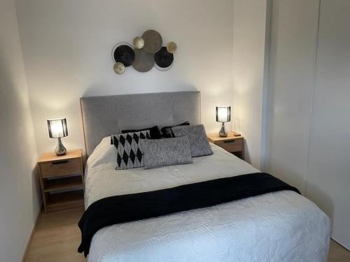 - une chambre avec un grand lit et 2 tables de chevet dans l'établissement le Natural, à Thonon-les-Bains