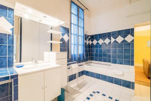 une salle de bain avec un lavabo et une baignoire dans l'établissement L'Authentique, à Montpellier