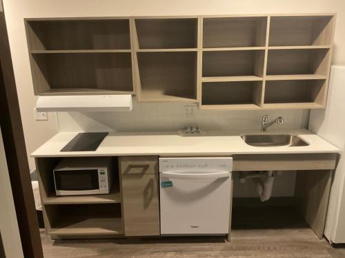 Η κουζίνα ή μικρή κουζίνα στο WoodSpring Suites Winston-Salem near Hanes Mall
