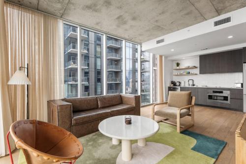 Kuchyň nebo kuchyňský kout v ubytování Austin Condo Hotel