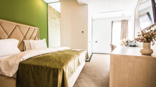 Кровать или кровати в номере Central Carol APARTHOTEL 2