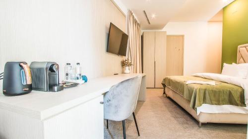 Кровать или кровати в номере Central Carol APARTHOTEL 2