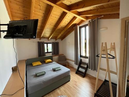 Ένα ή περισσότερα κρεβάτια σε δωμάτιο στο Vrysses Lodge Michael Stelianos