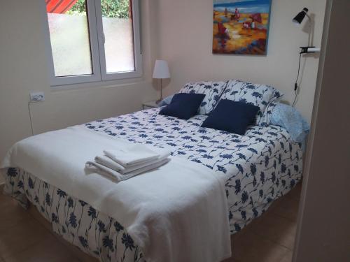 a bedroom with a bed with towels on it at Casa Cabarceno Piscina y Barbacoa in Bofetán