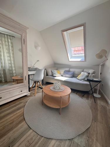 a living room with a couch and a table at Altstadtferienwohnung Stade-Cozy Home -ein zweites Zuhause finden in Stade