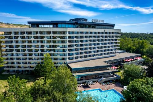 uma vista aérea de um hotel com piscina em AHORN Harz Hotel Braunlage em Braunlage