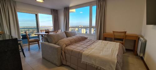un soggiorno con divano e ampie finestre di Portal Norte Departamento Premium Piso 14C La mejor vista! Factura C a Concordia