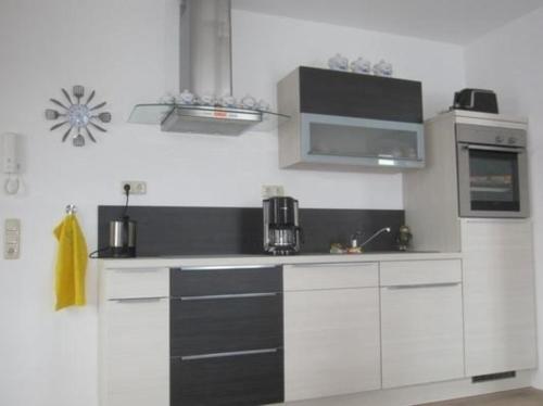 Η κουζίνα ή μικρή κουζίνα στο Nette Wohnung in Thale mit Garten, Terrasse und Grill