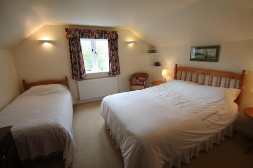 マインヘッドにあるForge Cottageのベッドルーム1室(ベッド2台、窓付)