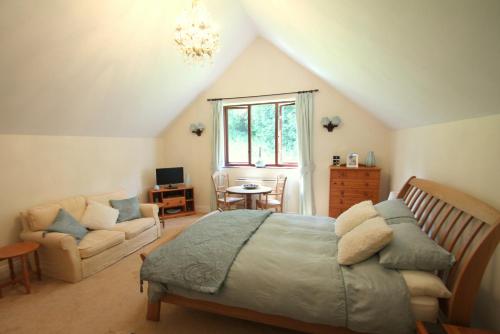 1 dormitorio con 1 cama y 1 sofá en Bridlecott, Monksilver 