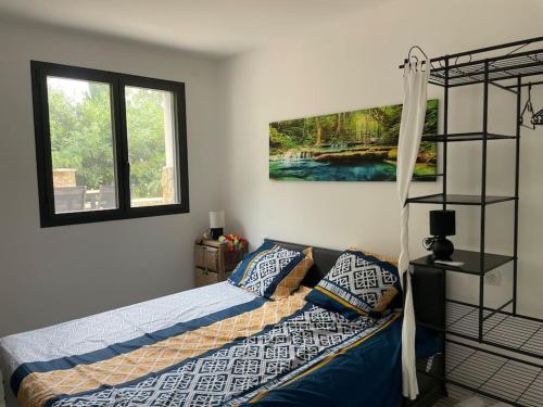 una camera da letto con un letto con lenzuola blu e bianche di Luxo'Beach Appart a Cavalaire-sur-Mer