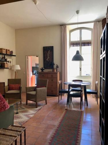 un salon avec une table et une salle à manger dans l'établissement Charme d'une demeure historique, à Avignon