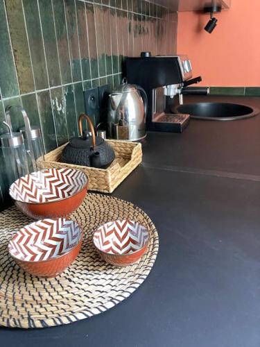 3 bols sur un comptoir en cuisine dans l'établissement Charme d'une demeure historique, à Avignon