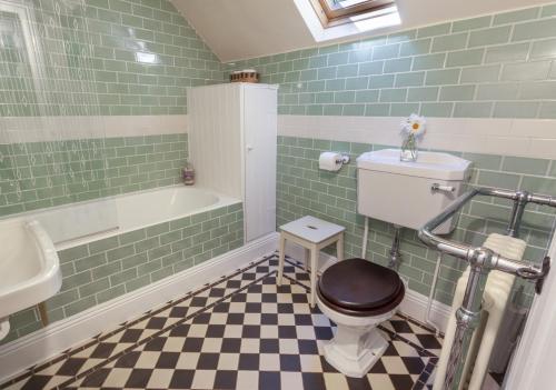 Phòng tắm tại East Harwood Farm Cottage