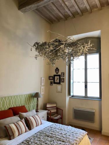 une chambre avec un grand lit et une fenêtre dans l'établissement Charme d'une demeure historique, à Avignon