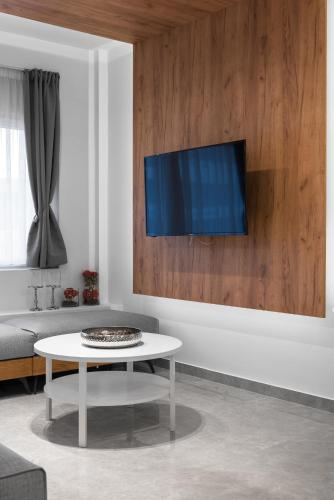 Wood n White, Nilie Hospitality MGMT