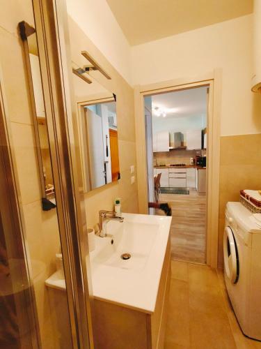 un baño con lavabo e inodoro en IL PICCOLO REMO, en Alghero