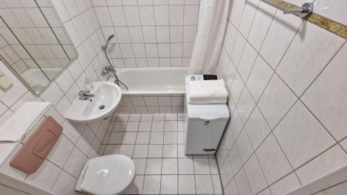un bagno bianco con un water e un lavandino di CityCenter Apartment - BigTV-PS4-Netflix-Parking a Chemnitz