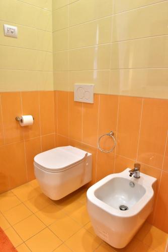 a bathroom with a toilet and a sink at Ventitrémarzo Guest House in Novara