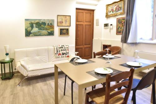 a living room with a table and a couch at Ventitrémarzo Guest House in Novara