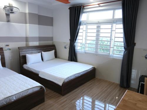 Säng eller sängar i ett rum på Khách sạn Mỹ Uyên