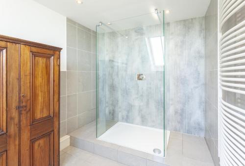 baño con ducha y puerta de cristal en Coach House View, Porlock Weir, en Porlock