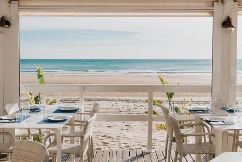 a dining room with a view of the beach at Vincci Resort Costa Golf in Chiclana de la Frontera